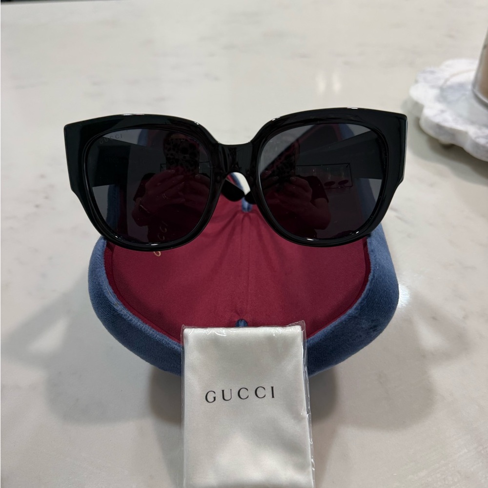 Gucci Black Cat-Eye Sunglasses with Dark Lenses GG0142SA 55MM.20.140